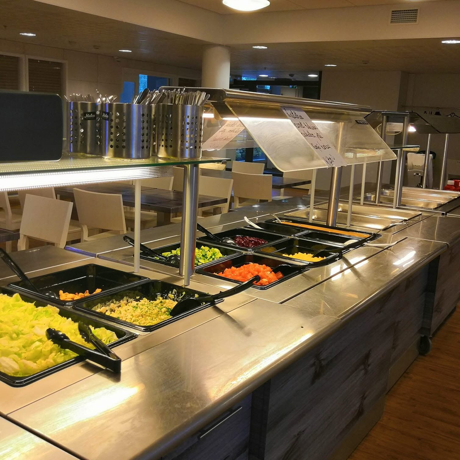 buffet sisu Hervanta lounaspaikan linjastosta jossa ruokaa tarjoillaan